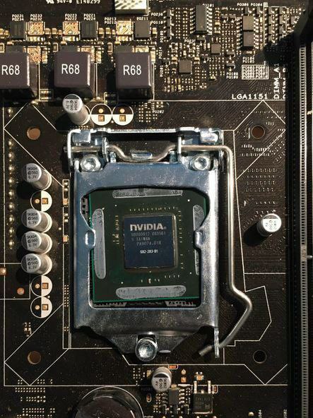 Видеокарта NVIDIA в сокете для процессора Установленная видеокарта NVIDIA в сокете для процессора LGA1151 на материнской плате, крупный план.