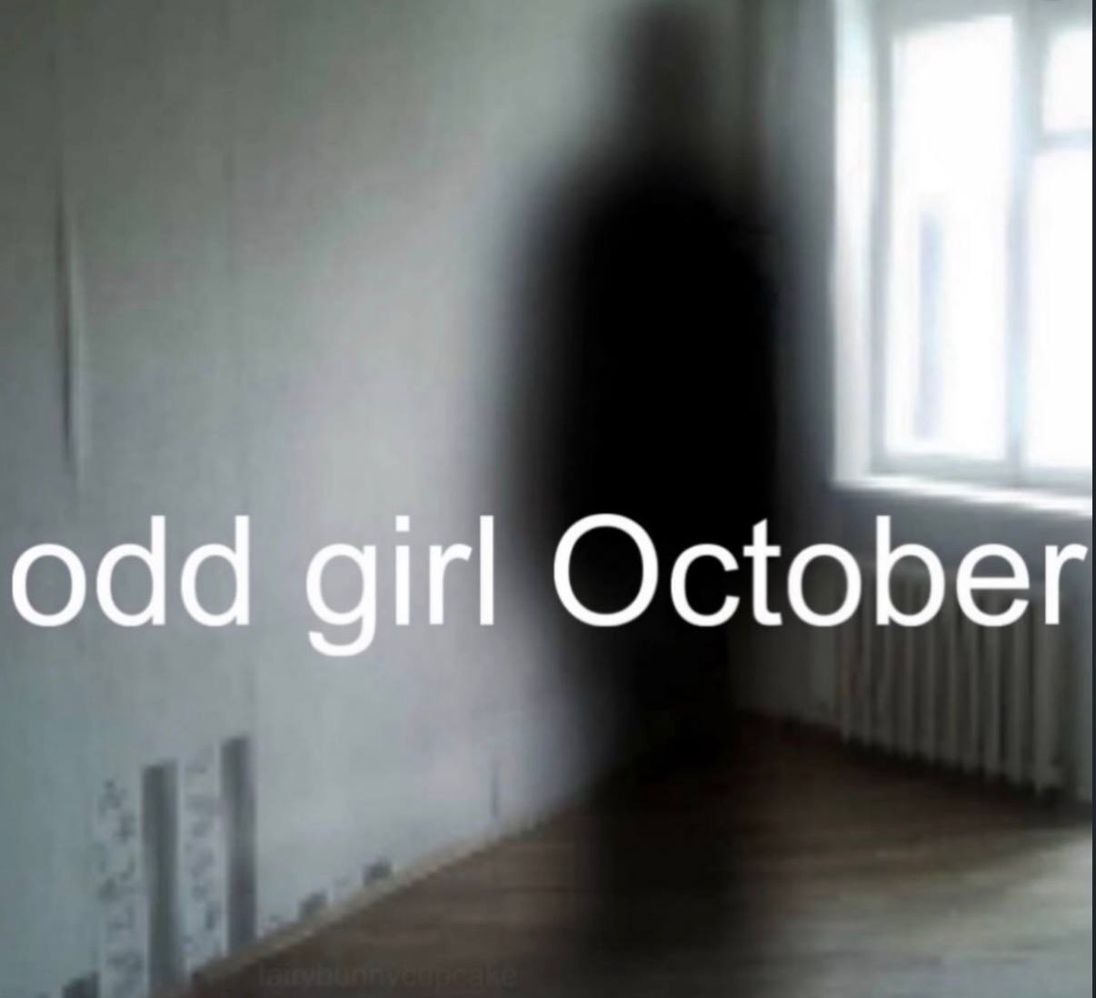 Размытый тёмный силуэт в пустой комнате с надписью «odd girl October» — «странная девушка октября».