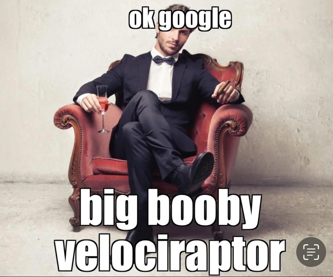 Ok Google, big booby velociraptor Мужчина в смокинге сидит в кресле и говорит: «ok google, big booby velociraptor»