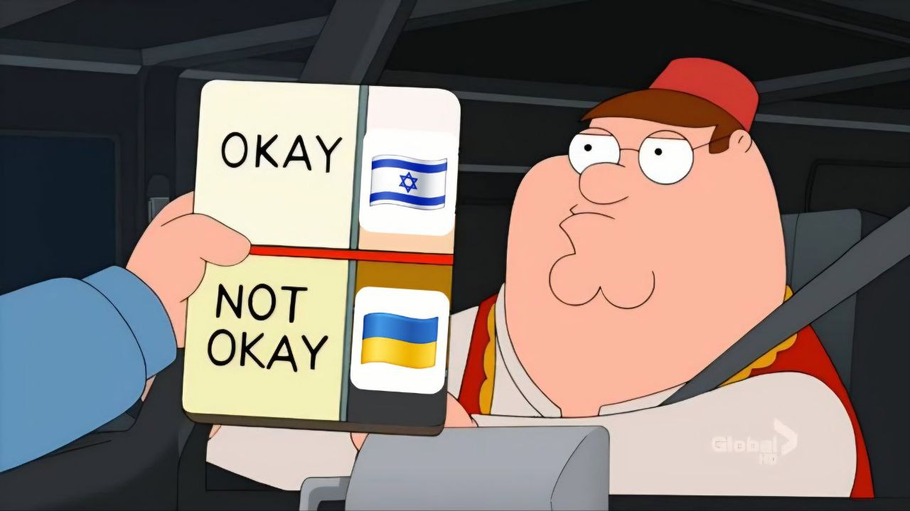 Питер Гриффин за рулём смотрит на табличку с надписями «OKAY» и «NOT OKAY» рядом с флагами Израиля и Украины