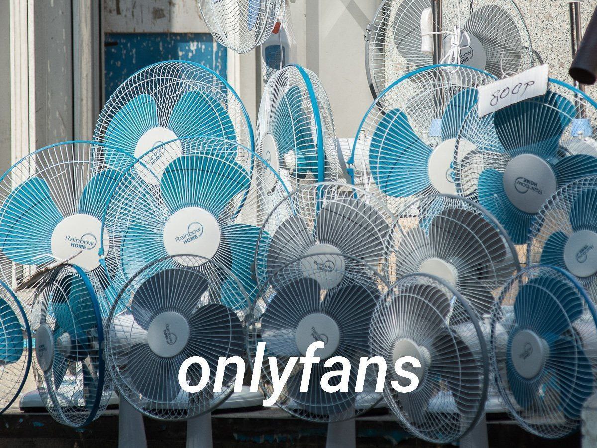 Мем OnlyFans с вентиляторами Мем OnlyFans, где крупным планом показаны электрические вентиляторы для охлаждения, с ценником 800 рублей на одном из них