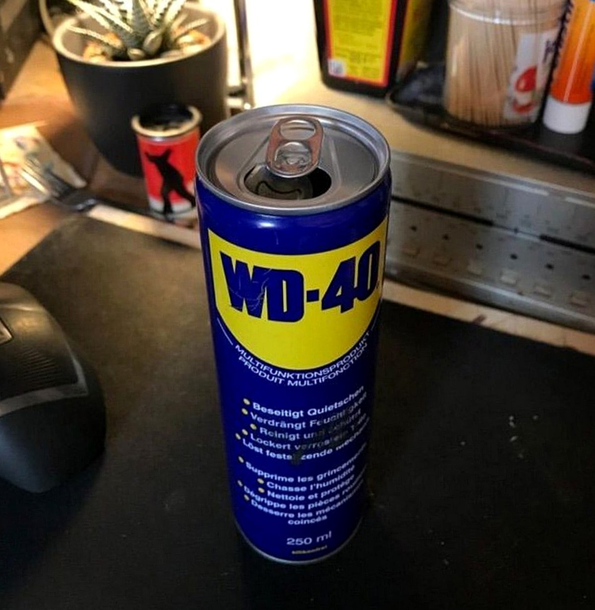 Открытая банка WD-40 Банка WD-40, открытая как банка с газировкой