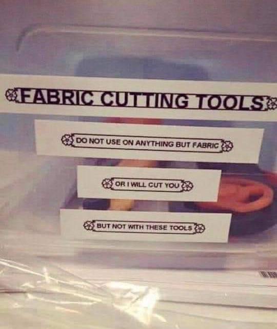 Or I will cut you but not with these tools Этикетка на контейнере с инструментами для кройки ткани, предупреждающая об их использовании только по назначению и юмористической угрозой в случае нарушения правил.