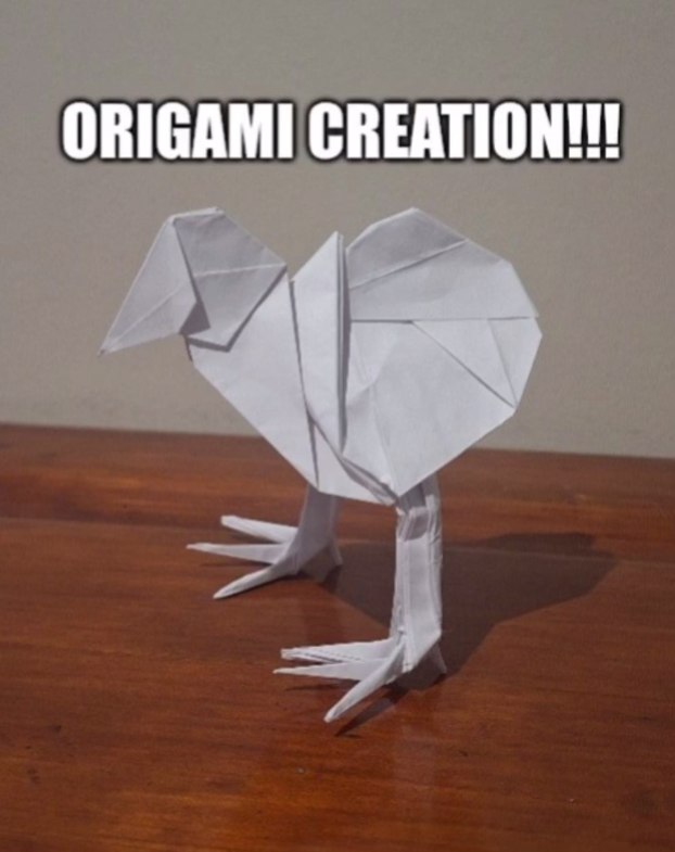 Origami creation Оригами в виде птицы на деревянной поверхности