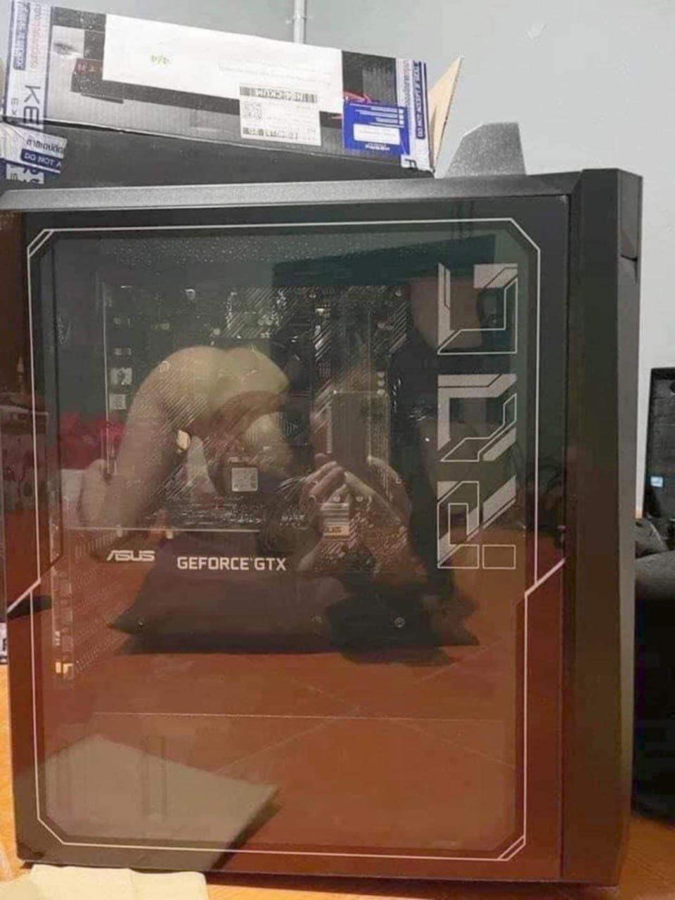 Отражение в системном блоке с видеокартой ASUS GeForce GTX Отражение человека в системном блоке с видеокартой ASUS GeForce GTX