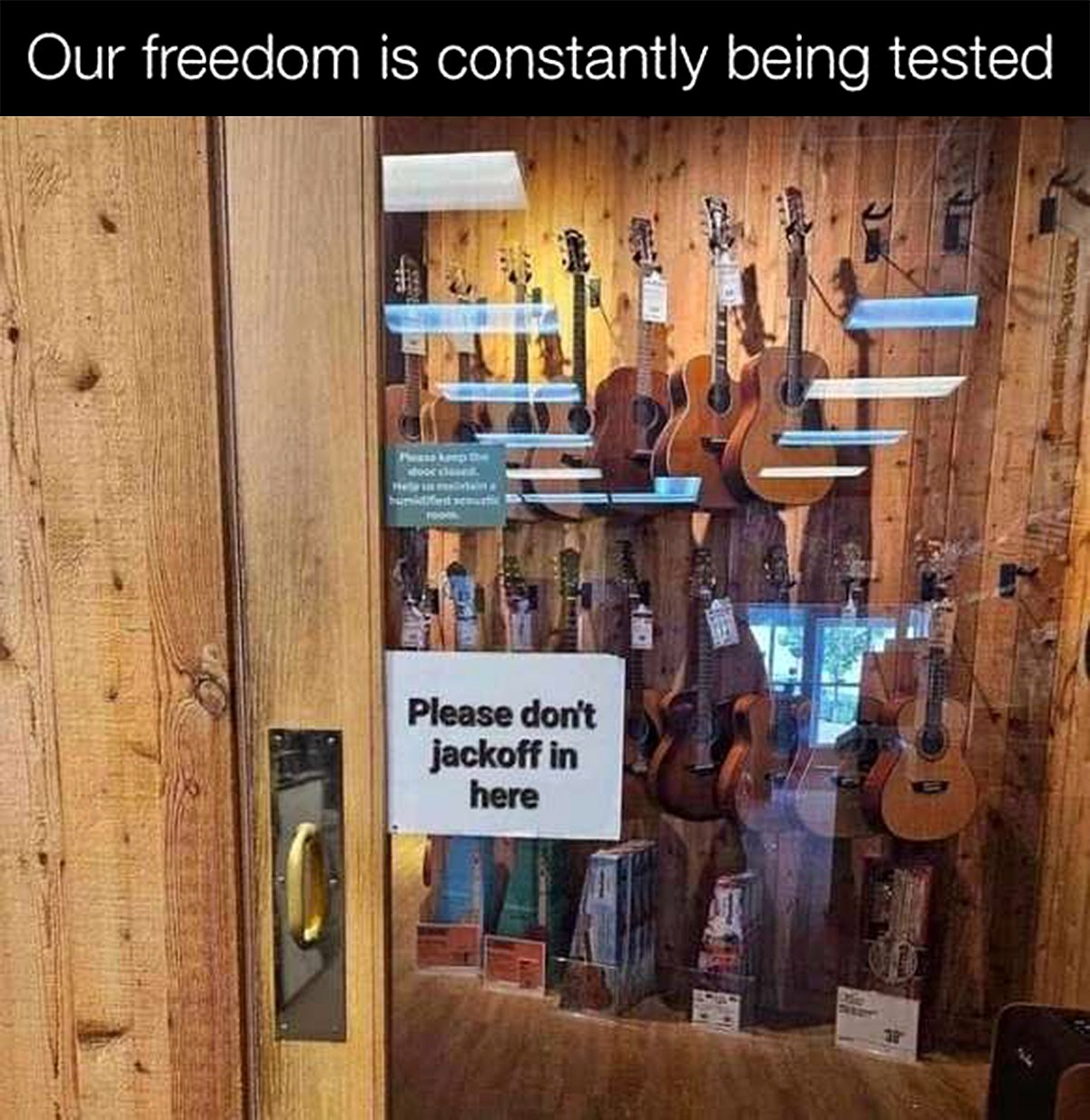 Our freedom is constantly being tested Мем с надписью «Наша свобода постоянно подвергается проверке» и табличкой в музыкальном магазине с просьбой не мастурбировать.