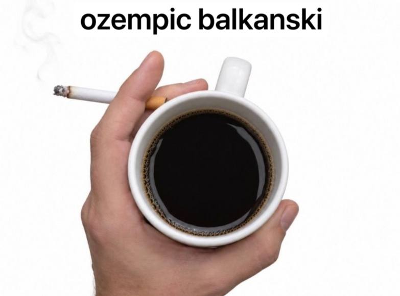 Рука с чашкой чёрного кофе и сигаретой на белом фоне, надпись «ozempic balkanski» сверху.