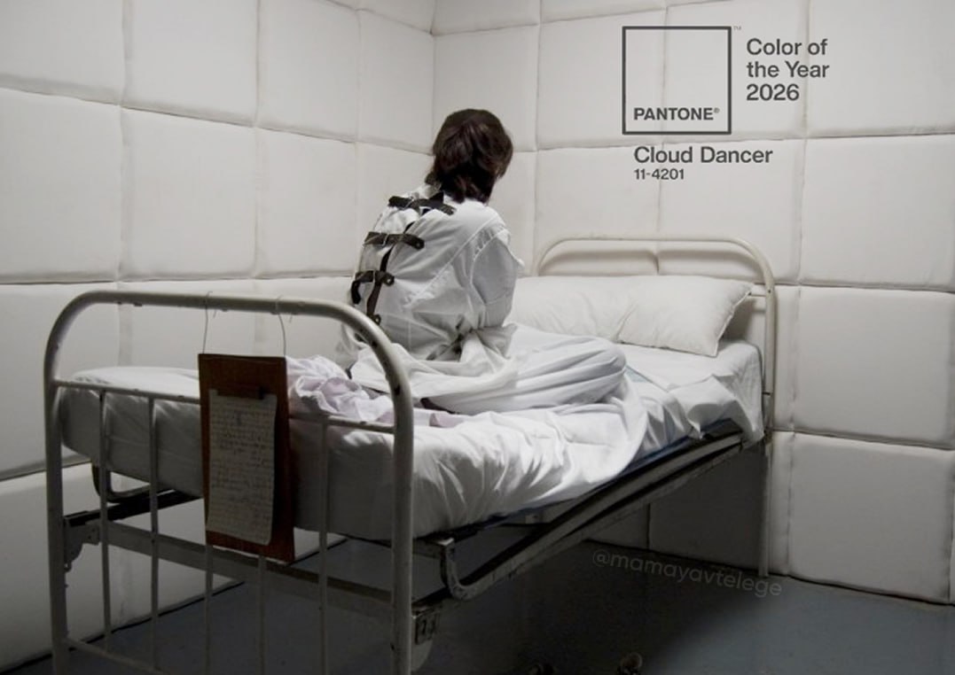 Цвет года Pantone 2026 Cloud Dancer с человеком в смирительной рубашке