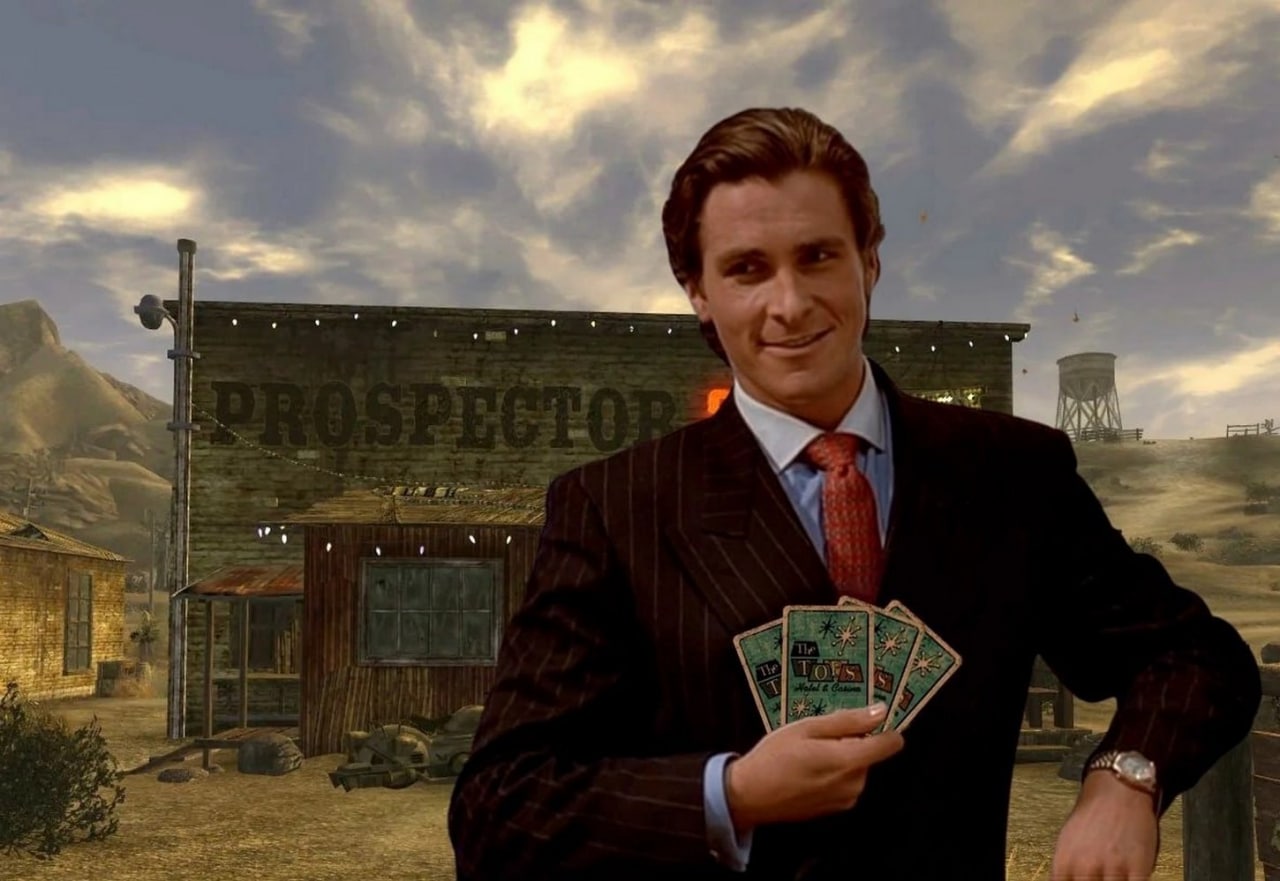 Патрик Бэйтман в Fallout: New Vegas Патрик Бэйтман держит четыре игральные карты в руке и стоит на фоне заброшенной лавки Проспектор и водонапорной башни из игры Fallout: New Vegas.