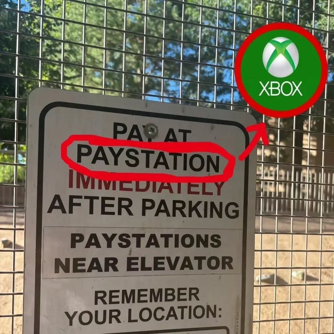 Табличка с надписью Paystation, обведённой красным, и стрелкой к логотипу Xbox.