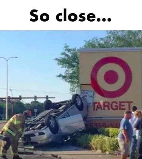 Перевернутая машина возле Target Перевернутая машина прямо на вывеске магазина Target, рядом стоит пожарный и прохожие