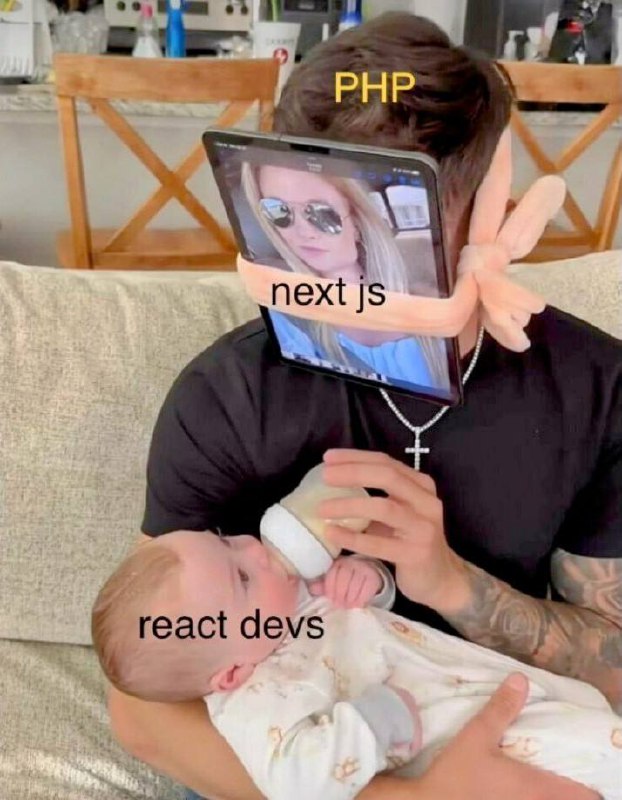 PHP, Next JS и React DEV Мем про PHP программиста, который "смотрит" на Next JS, пока кормит React разработчиков.