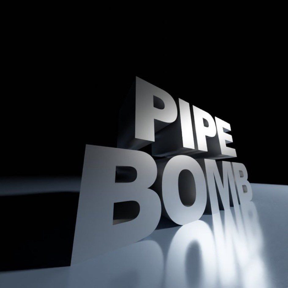 Надпись PIPE BOMB Объёмная надпись PIPE BOMB на чёрном фоне с отражением