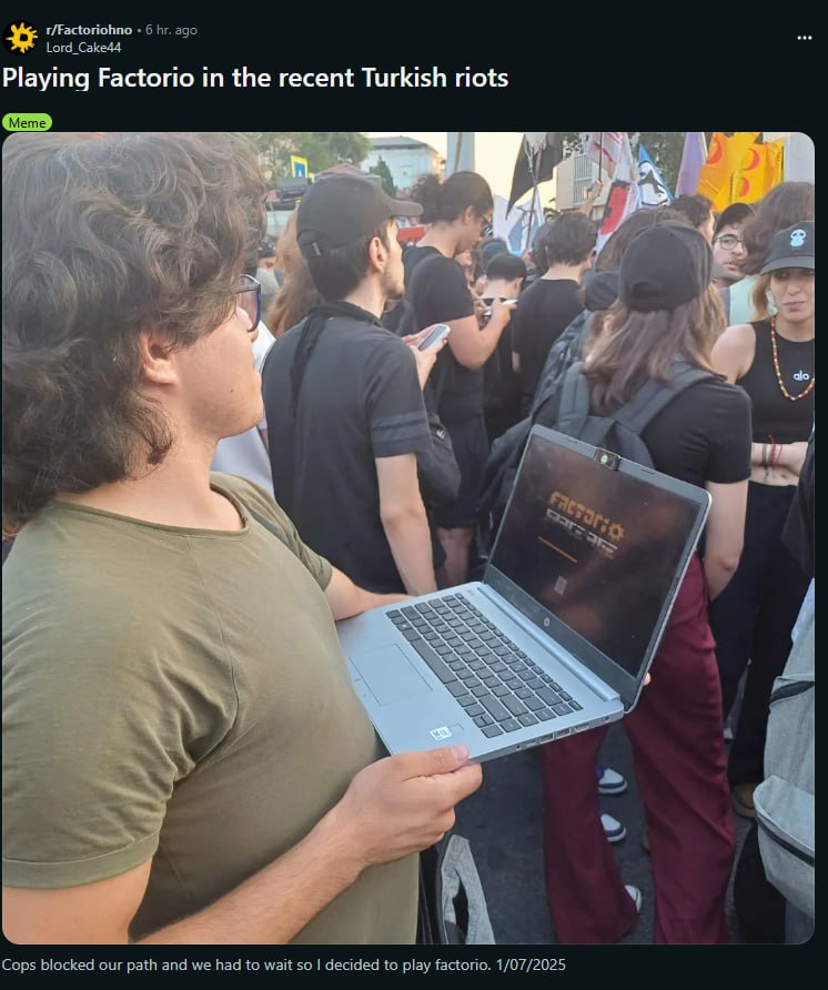 Playing Factorio in the recent Turkish riots Человек играет в Factorio на ноутбуке во время турецких протестов