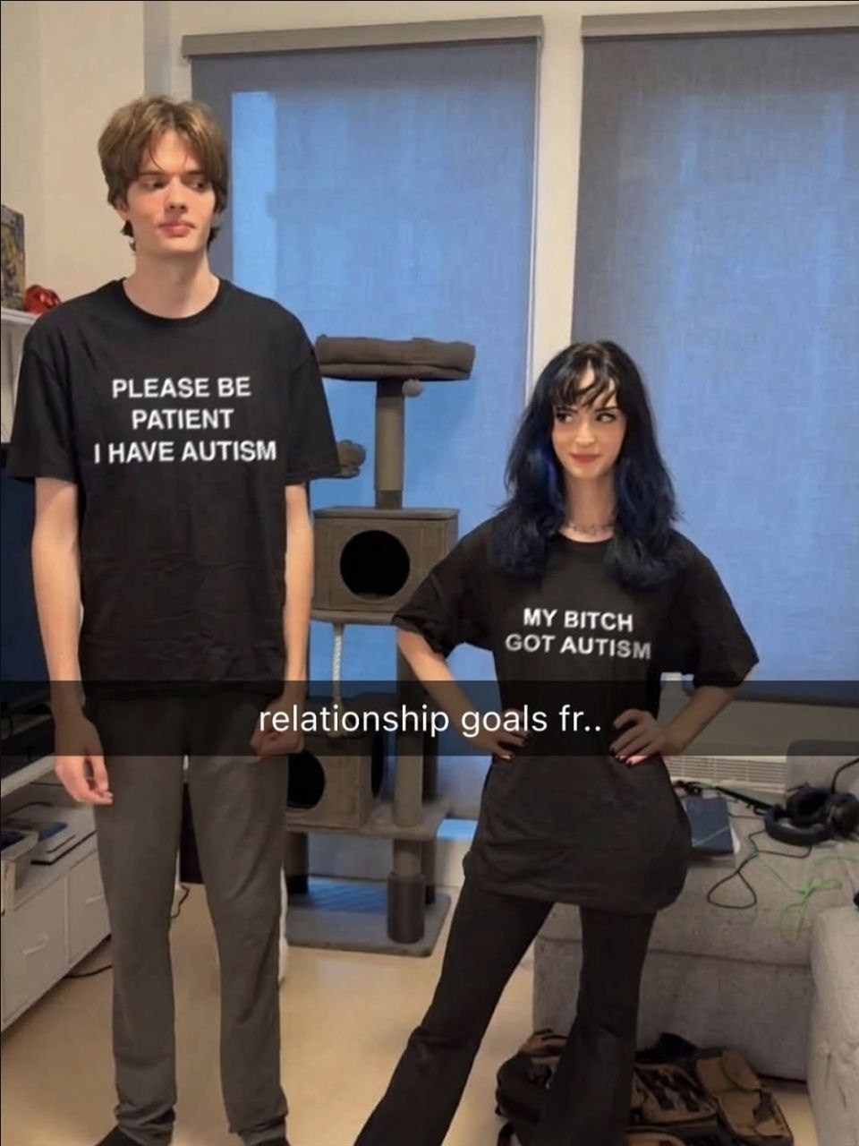 Парень и девушка в футболках с надписями про аутизм и подписью «relationship goals fr..» — самоироничный мем о необычных целях в отношениях.