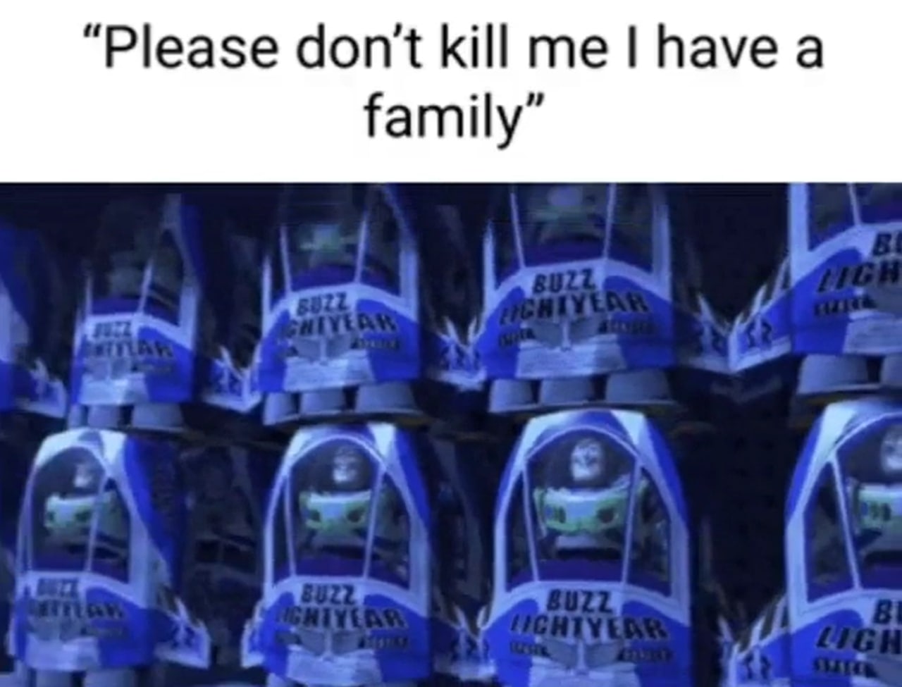 Please don't kill me I have a family Множество Баззов Лайтеров в коробках, которые смотрят на зрителя, как будто боятся