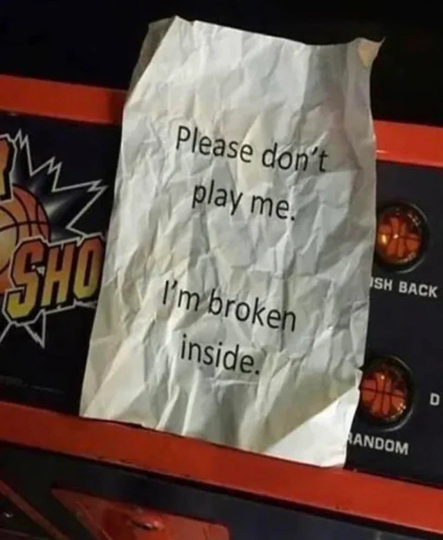 Please don’t play me Мем с запиской "Пожалуйста, не играй со мной. Я сломан внутри" на аркадном автомате