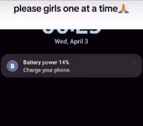 Please girls one at a time Мем с уведомлением о низком заряде батареи телефона и надписью «please girls one at a time»