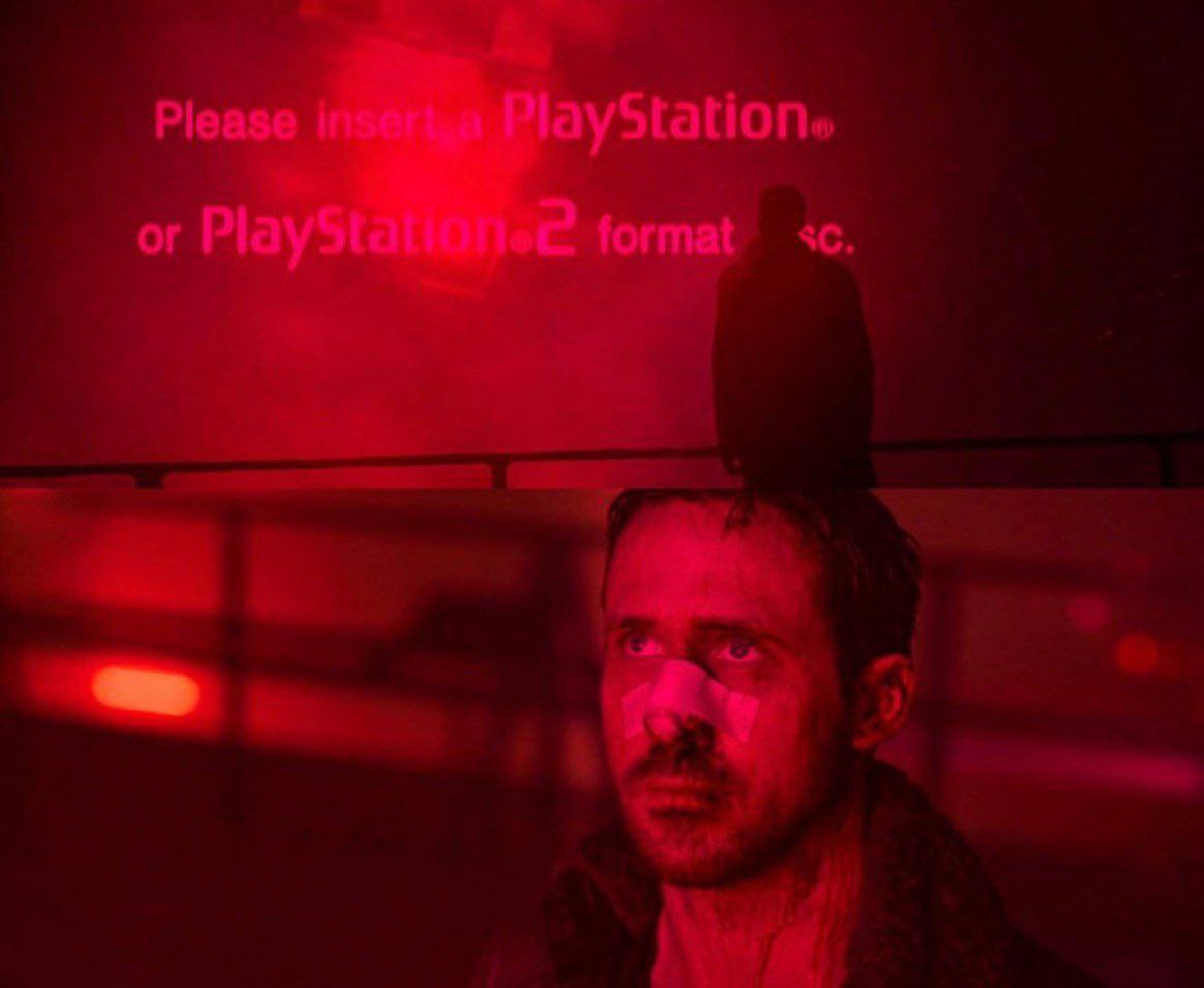 Вставьте диск PlayStation Райан Гослинг и надпись «Вставьте диск PlayStation»