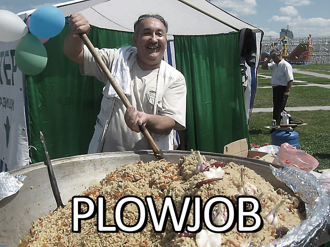PLOWJOB Мужчина, готовящий плов в большом казане с надписью «PLOWJOB»