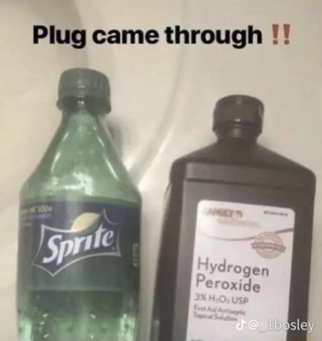 Plug came through Мем с бутылками спрайта и перекиси водорода и надписью «Plug came through»