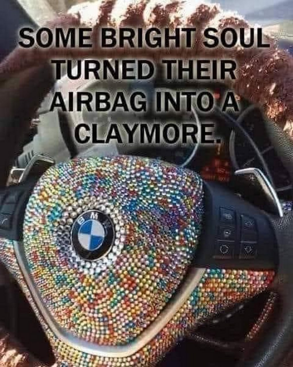 Подушка безопасности Клеймор Руль автомобиля BMW, покрытый множеством мелких разноцветных страз, которые при срабатывании подушки безопасности могут разлететься, как шрапнель.