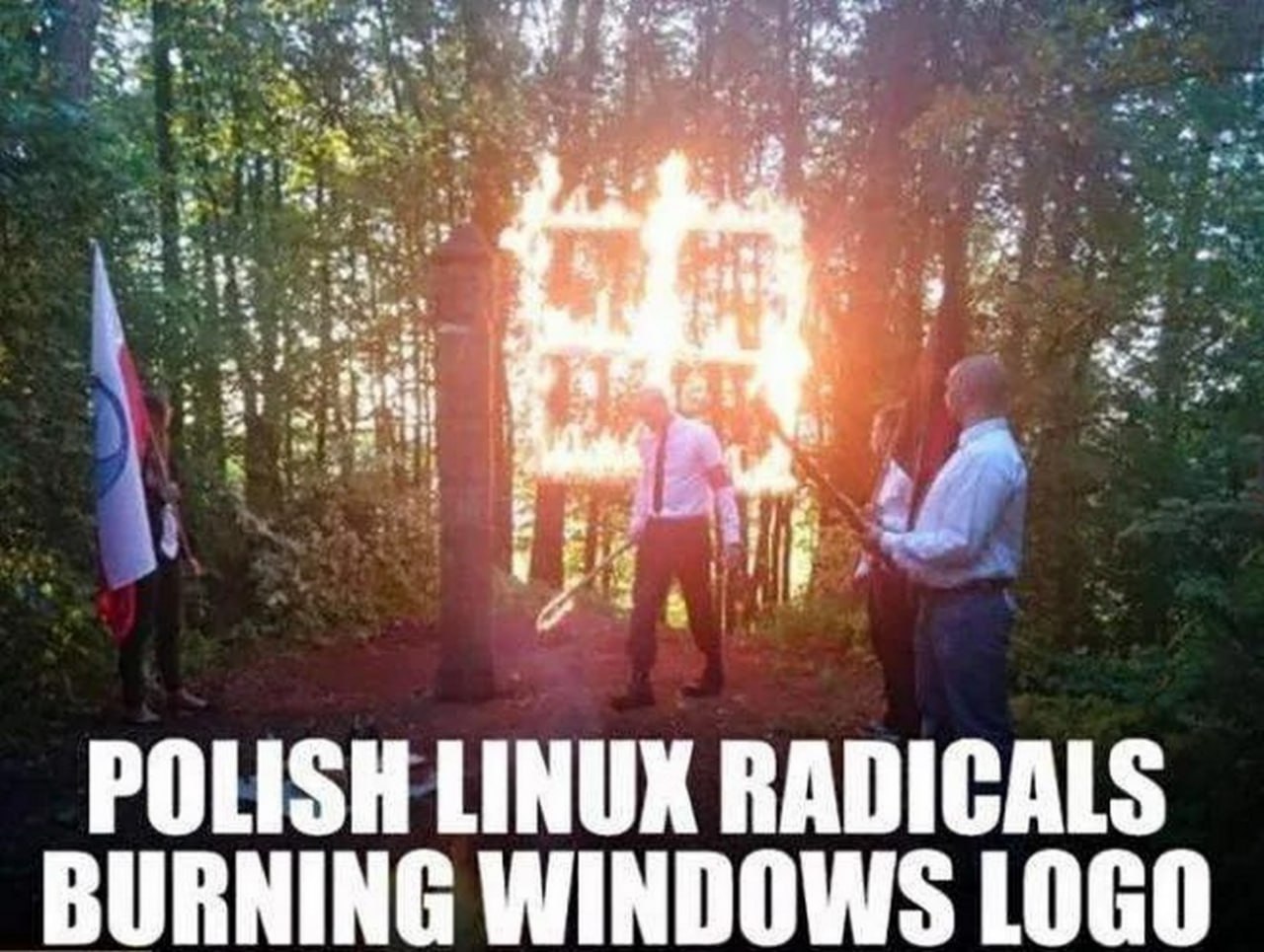 Польские радикалы Linux сжигают логотип Windows Польские радикалы Linux сжигают логотип Windows.
