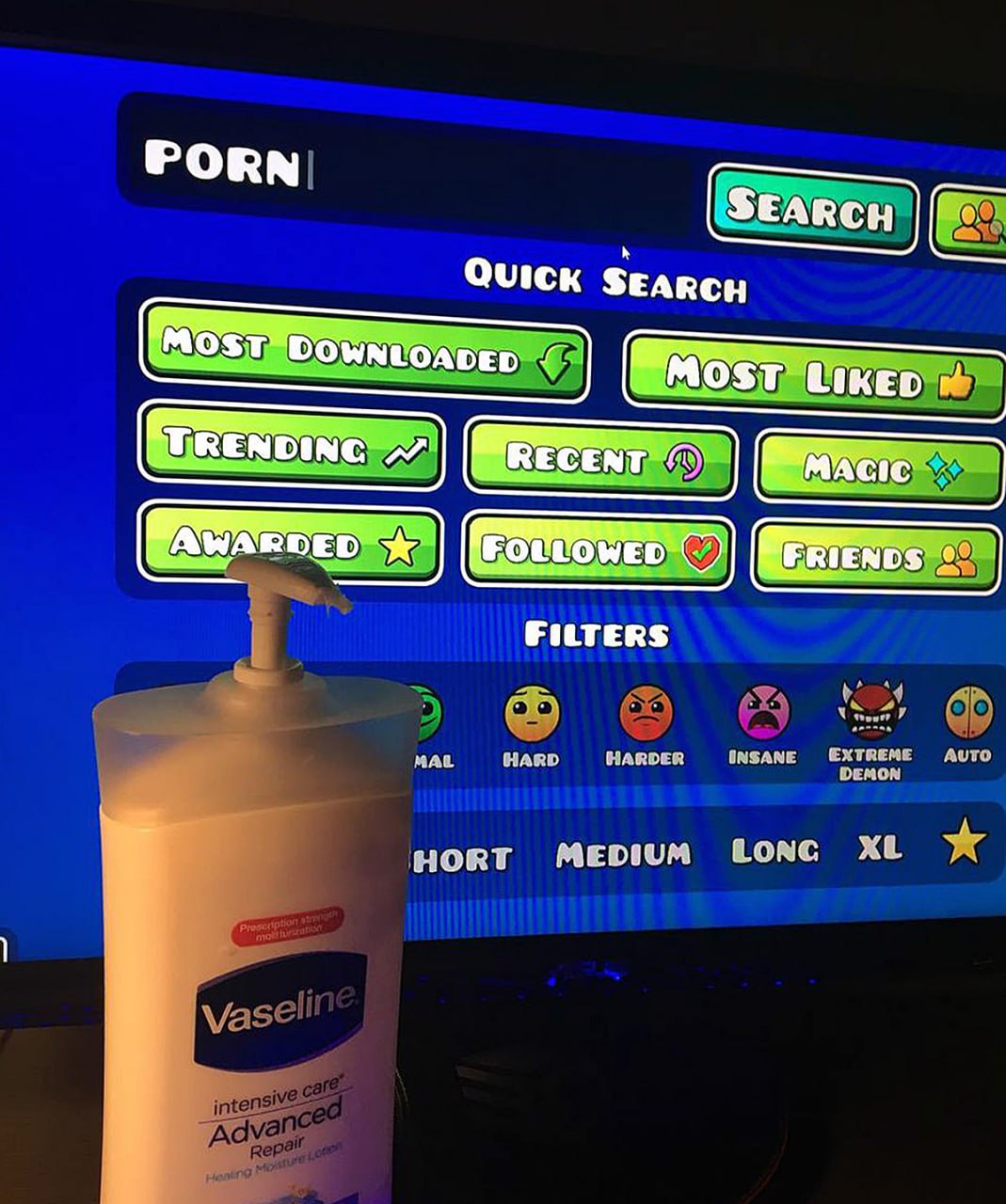 Porn and Vaseline Экран компьютера с запросом «Porn» и лосьон Vaseline