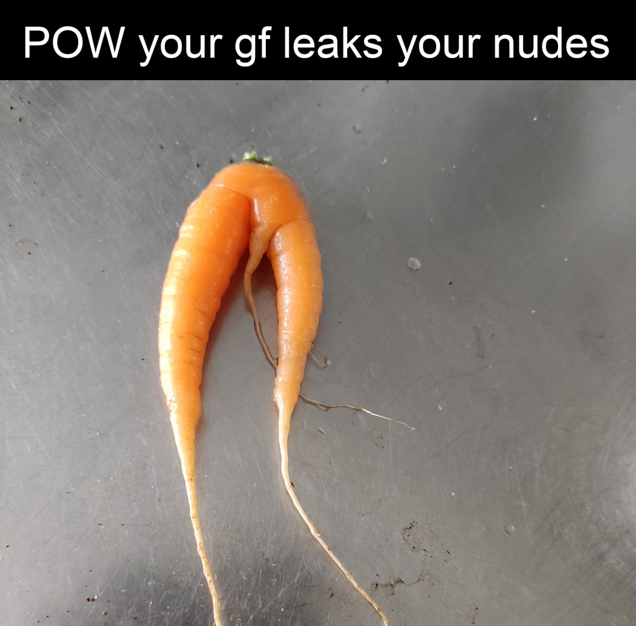 POW your gf leaks your nudes Мем с морковкой, которая похожа на мужские гениталии, на металлической поверхности