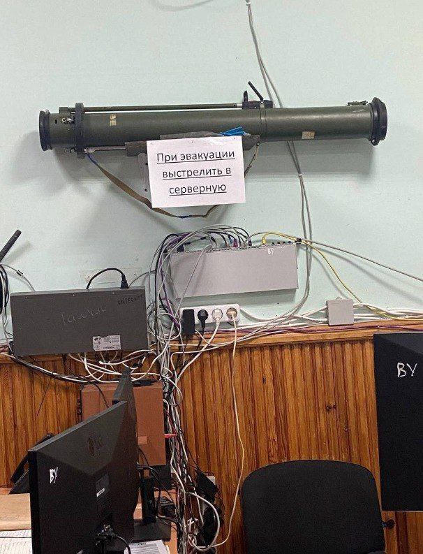 При эвакуации выстрелить в серверную Реактивный гранатомёт с надписью «При эвакуации выстрелить в серверную» висит на стене.