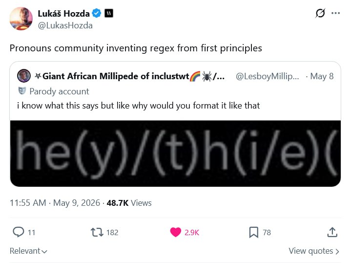 Скриншот твита про то, как сообщество pronouns будто бы изобрело regex с нуля, с размытым регулярным выражением внизу.