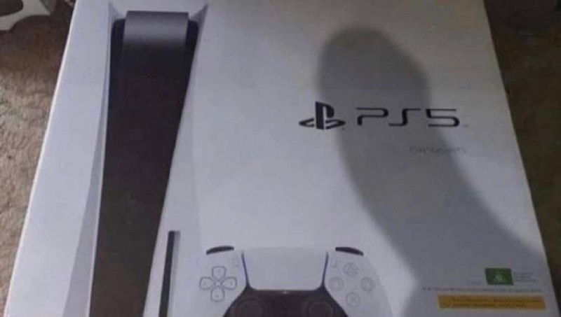 Тень от PlayStation 5 Мем с тенью от PlayStation 5 на коробке с PlayStation 5.