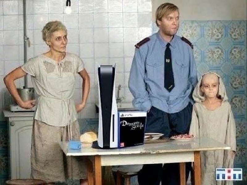 PS5 в сельском доме PS5 стоит на столе в сельском доме