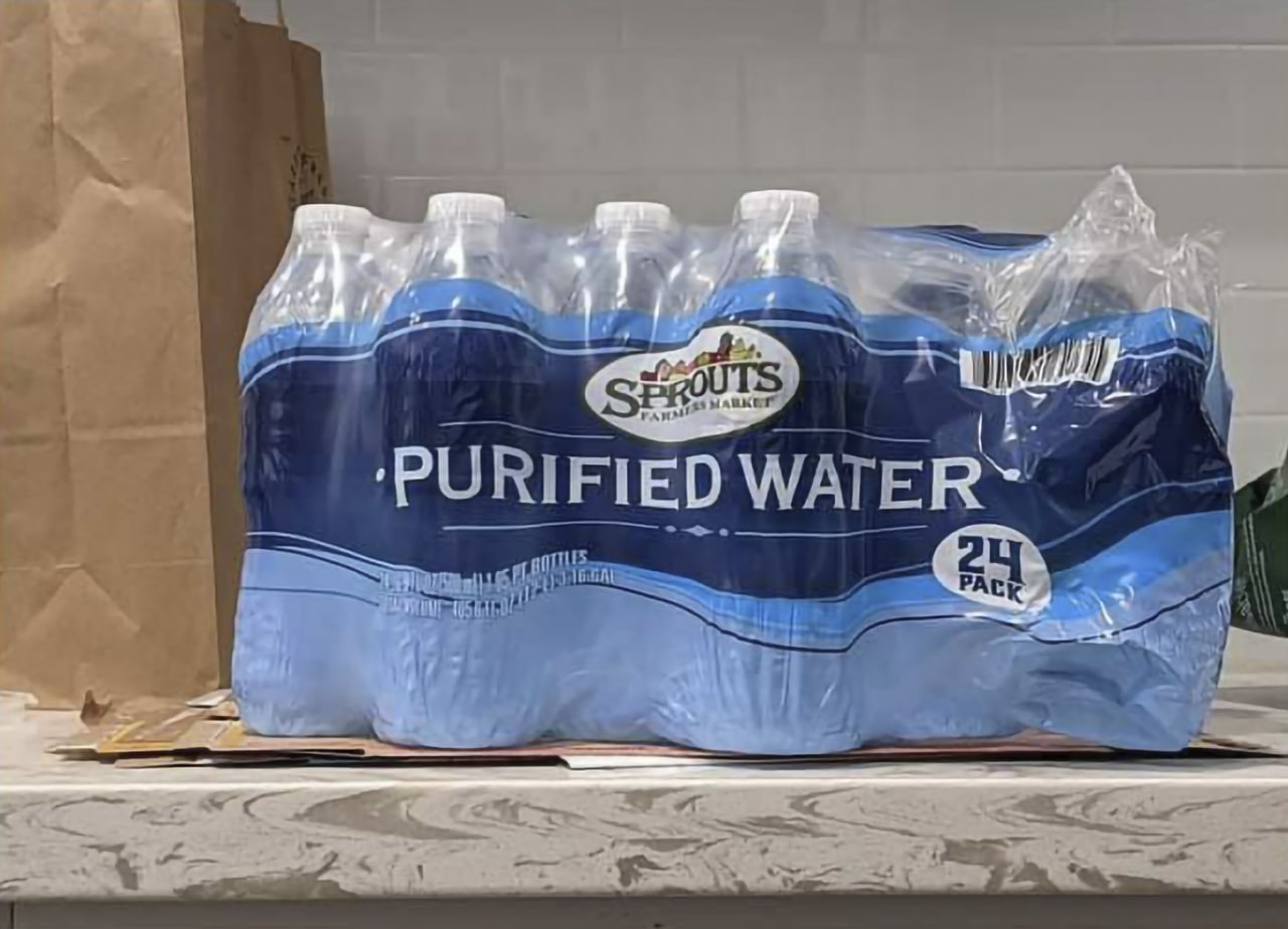 Purified Water 24 Pack Упаковка очищенной воды "Purified Water" из 24 бутылок на столешнице.