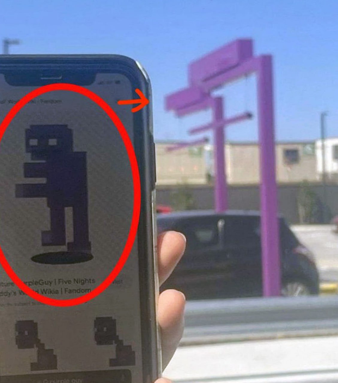 Purple Guy FNaF в реальной жизни Мем с фиолетовым человеком из FNaF, найденным в реальной жизни рядом с фиолетовыми столбами