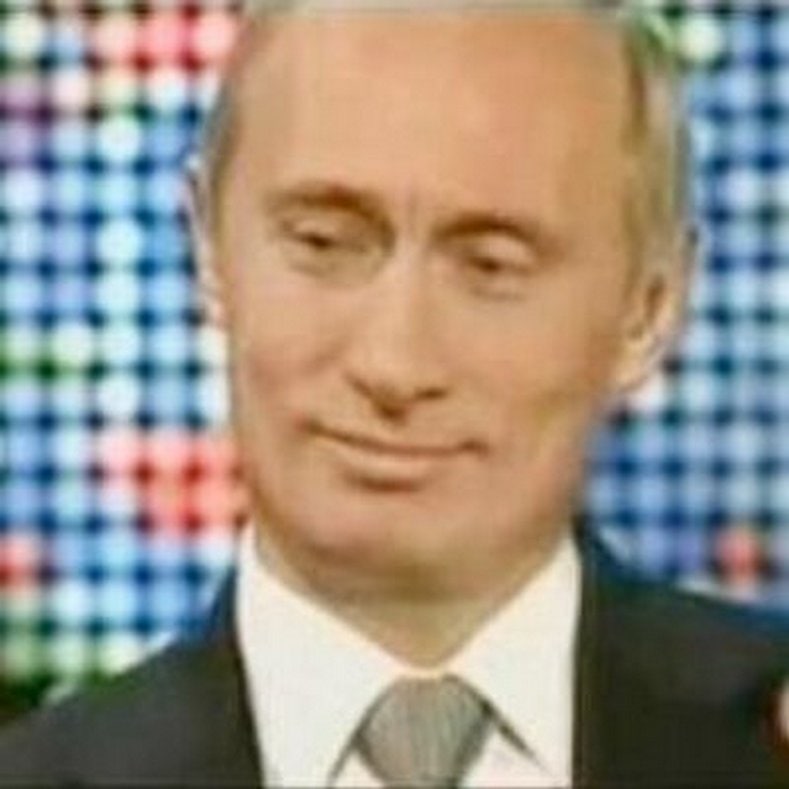 Путин слегка улыбается Владимир Путин с легкой улыбкой на фоне цветных квадратов