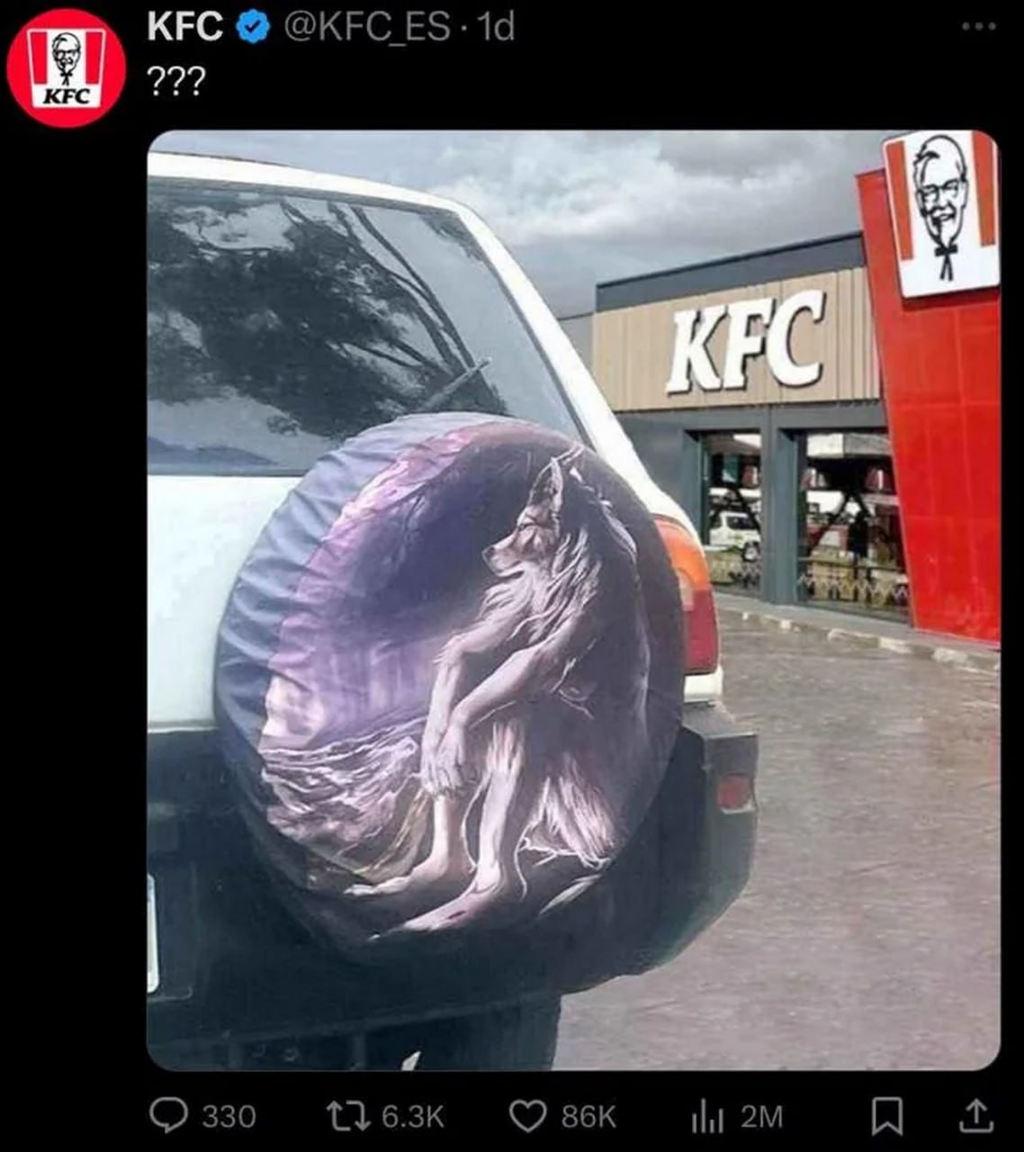 ??? Чехол на запасном колесе с изображением девушки-волка, стоящий у KFC