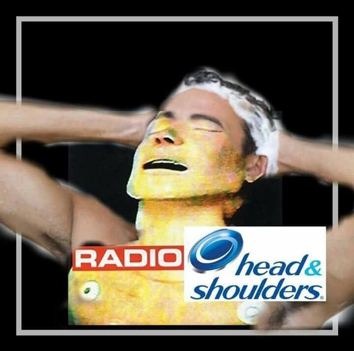 Radiohead Head & Shoulders Мем с человеком, моющим голову шампунем Head & Shoulders и надписью Radiohead.