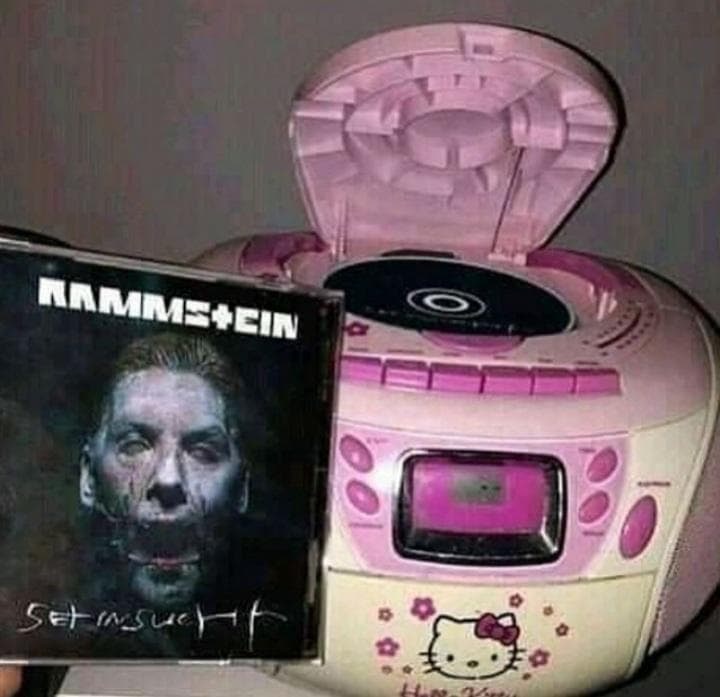 Rammstein Sehnsucht и Hello Kitty Мем с CD-диском Rammstein Sehnsucht, вставленным в розовый бумбокс Hello Kitty