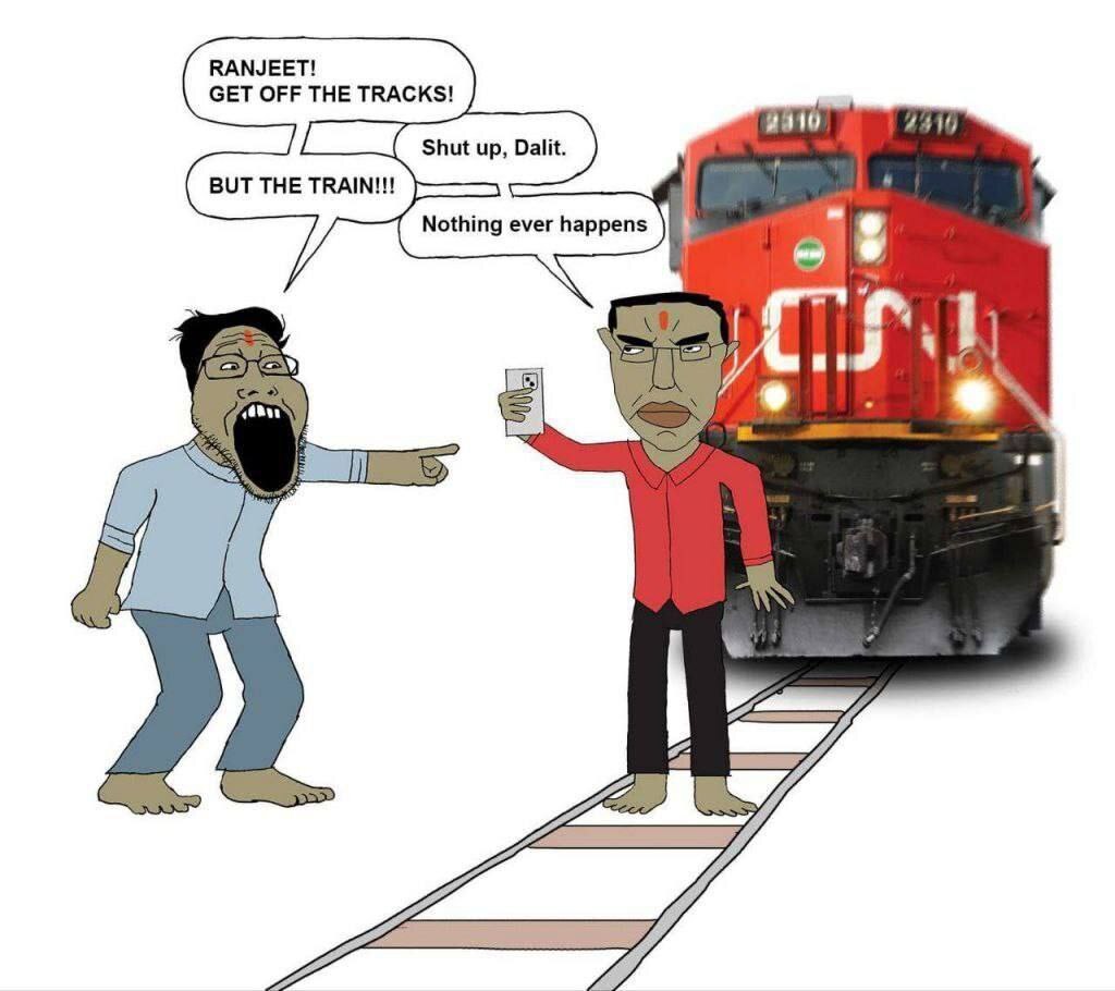 Ranjeet! Get off the tracks! Мужчина стоит на рельсах перед поездом и делает селфи, его друг в ужасе кричит.
