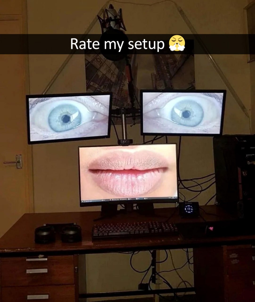 Rate my setup На фото изображен жуткий игровой или рабочий сетап из трёх мониторов, на которых по отдельности изображены губы и глаза человека.