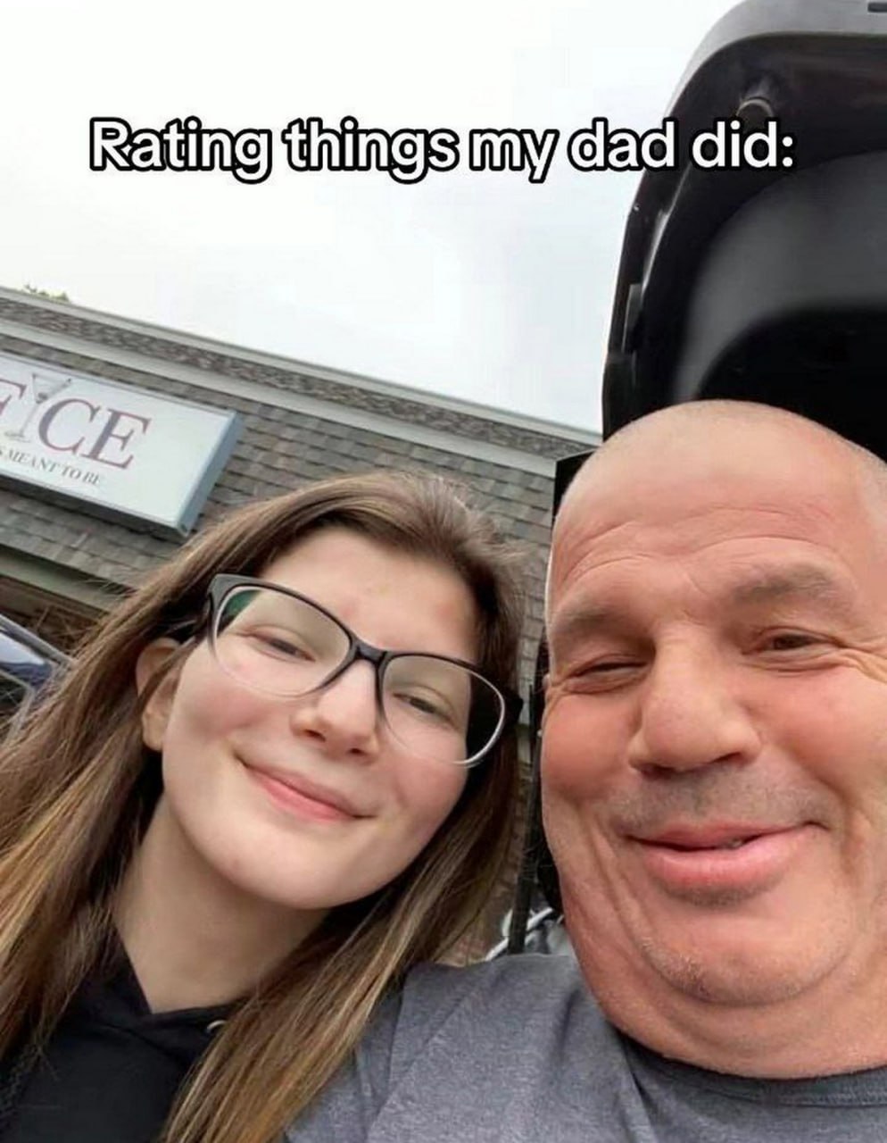 Rating things my dad did Фото мужчины и девушки, сделанное сверху, по-видимому, дочерью, с надписью "Rating things my dad did:"