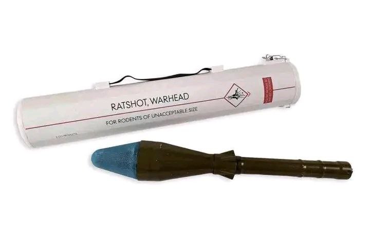 Шуточный боеприпас Ratshot Warhead с подписью «для грызунов неприемлемого размера» и изображением снаряда на белом фоне.