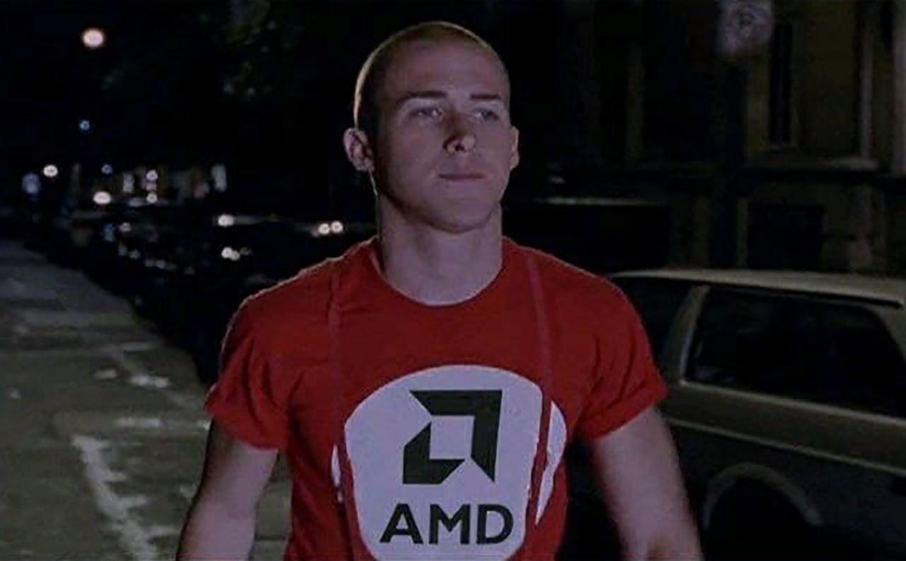 Райан Гослинг в футболке AMD Райан Гослинг в красной футболке с логотипом AMD, похожим на свастику.