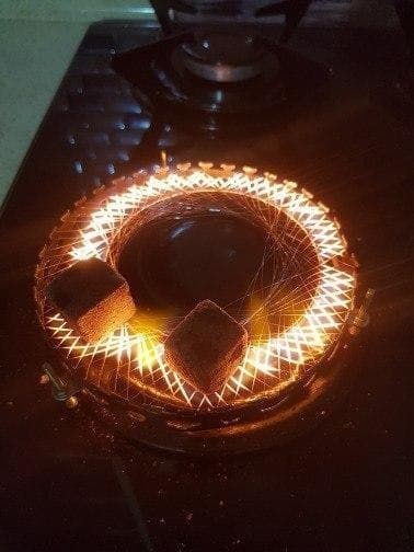 Разжигание углей для кальяна на газовой плите Угли для кальяна разжигаются на газовой плите