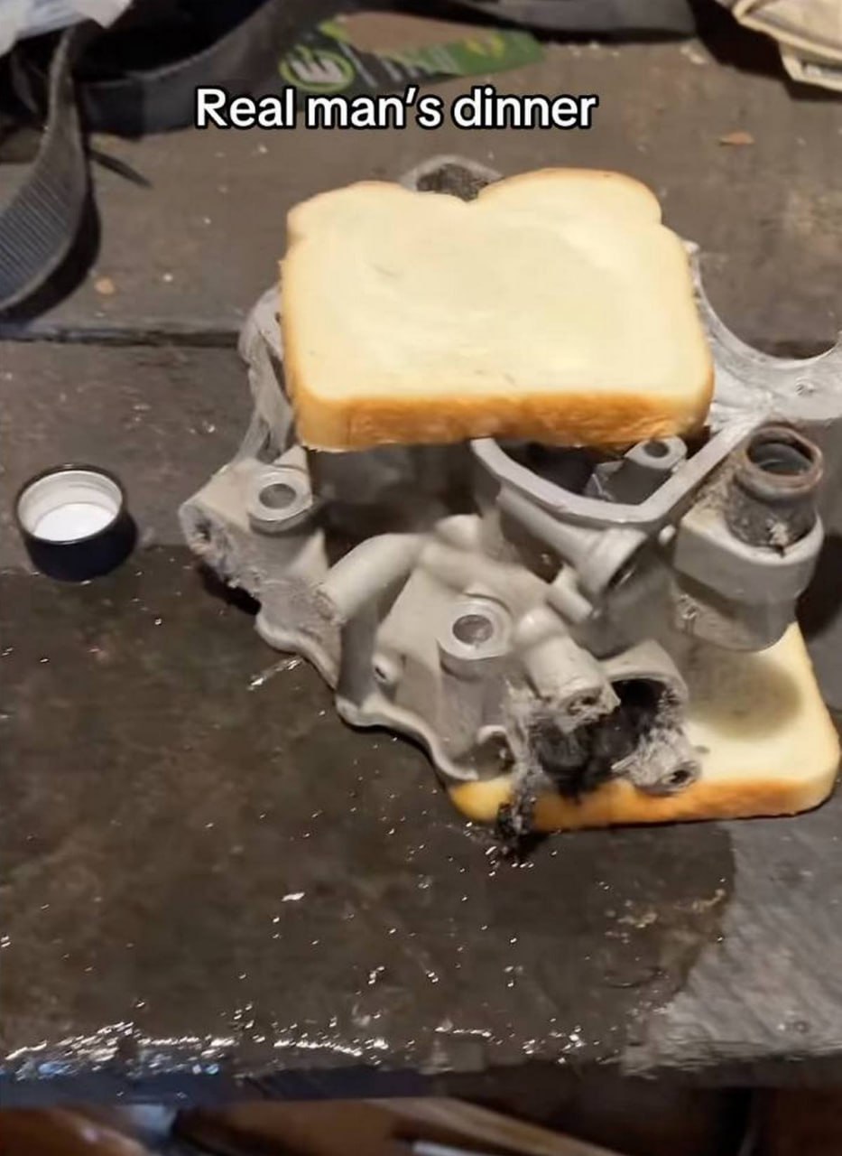 Real man's dinner Ужин настоящего мужчины с грязной деталью вместо начинки