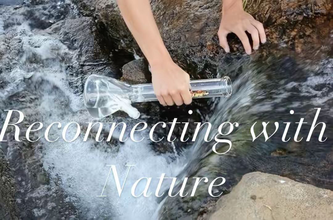 Reconnecting with Nature Человек наполняет бонг водой из ручья с надписью Reconnecting with Nature