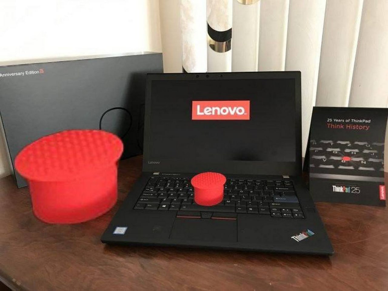 Красная кнопка из ThinkPad на клавиатуре Красная кнопка из ноутбука ThinkPad лежит на клавиатуре, а рядом стоит такая же, но очень большая