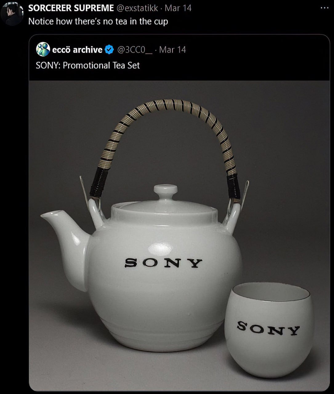 Рекламный чайный сервиз Sony Рекламный чайный сервиз Sony, состоящий из белого чайника и чашки с надписью SONY на каждом предмете
