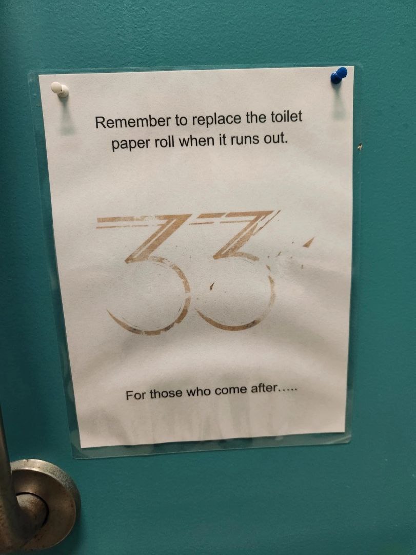 Напоминание о замене рулона туалетной бумаги с числом 33